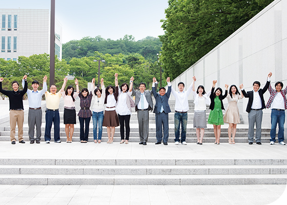 대학교정문앞 단체사진